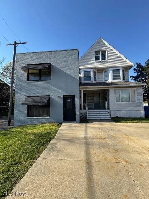View of front facade featuring a porch and a front yard