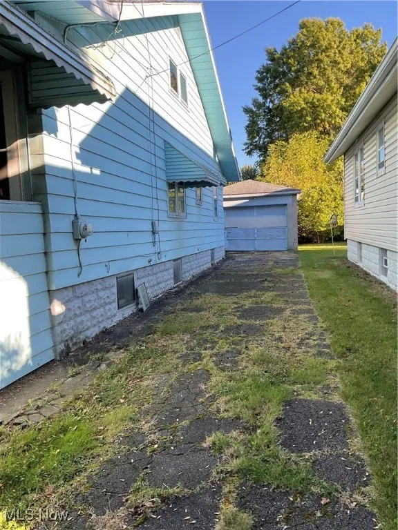 One car detached garage