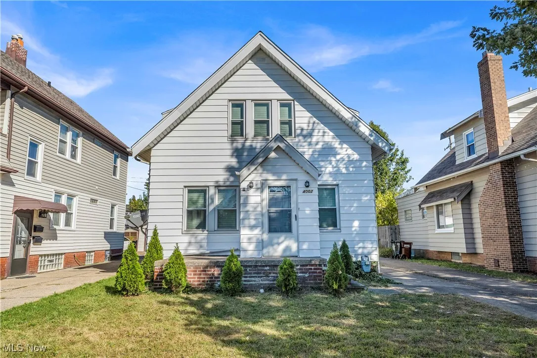 View of front of home featuring a front yard