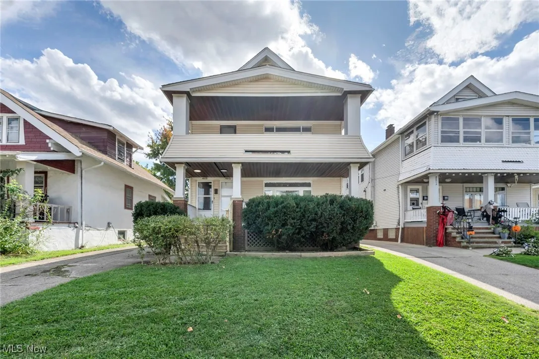 View of front facade featuring a front lawn