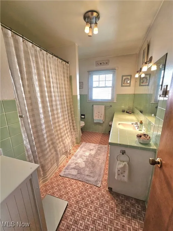 Main floor Full bath