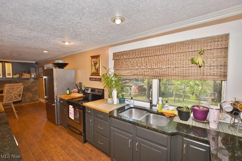 Great counterspace throughout the kitchen with granite countertops