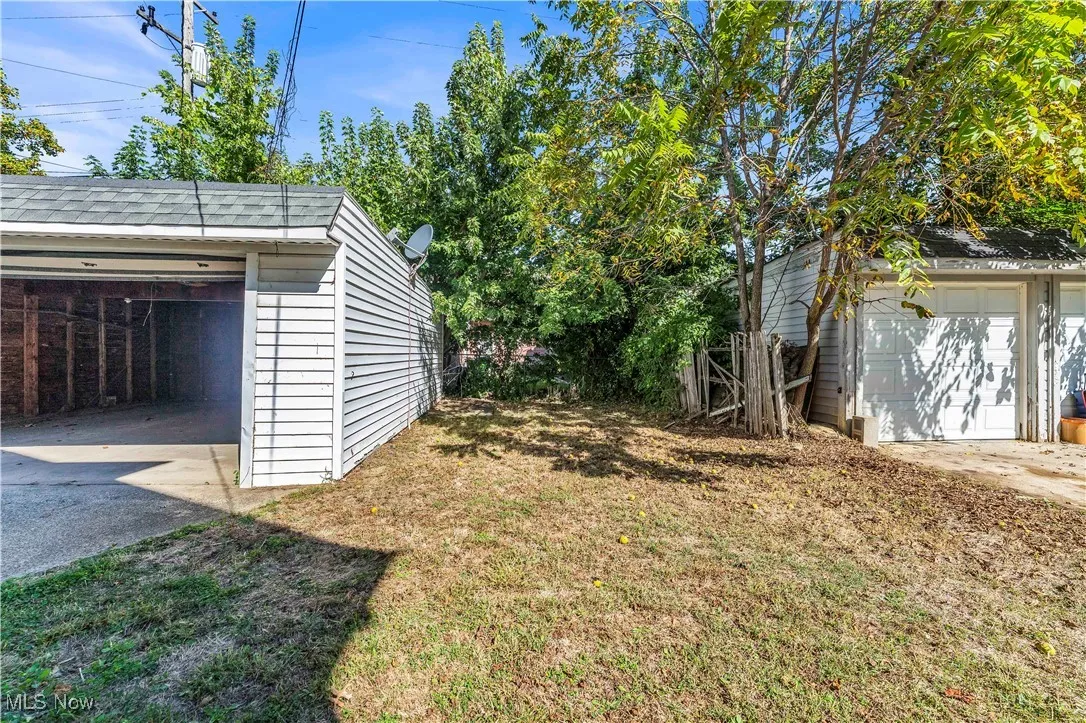 View of yard with an outdoor structure