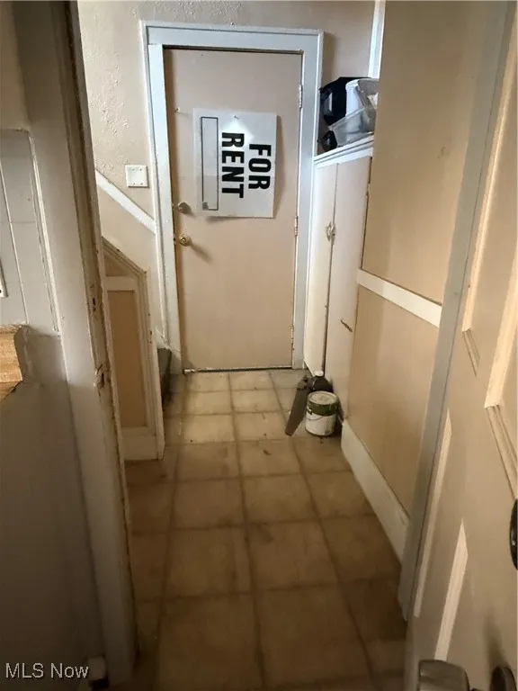 Kitchen door to back hallway