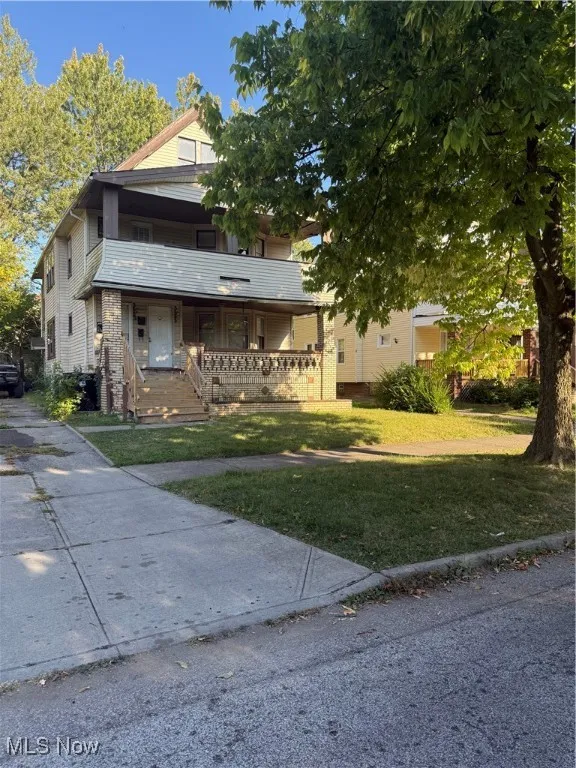 American foursquare style home with a porch and a front yard