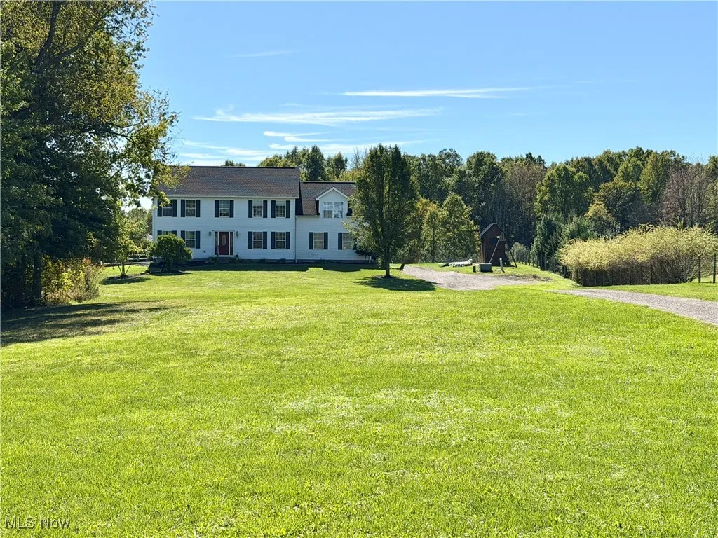 View of grassy yard