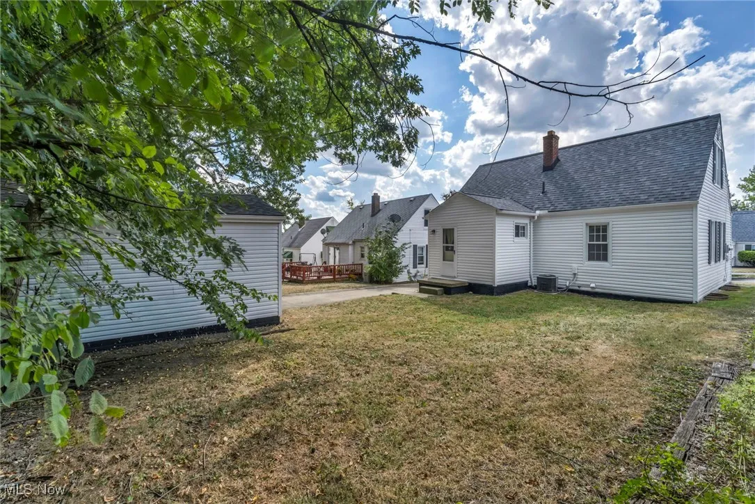 View of grassy yard with a residential view