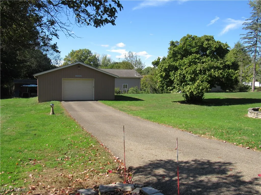 Detached 24X28 Garage/Barn with electric only, driveway asphalt