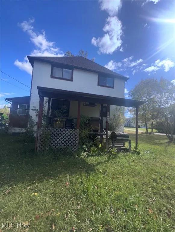 Front of property featuring a lawn