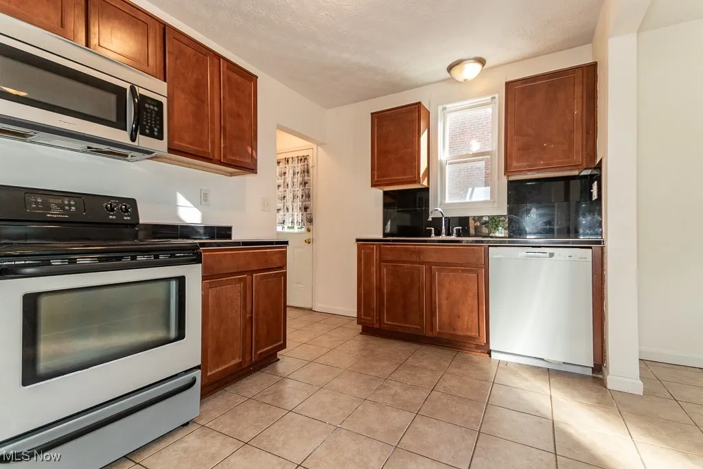 Eat-in Kitchen