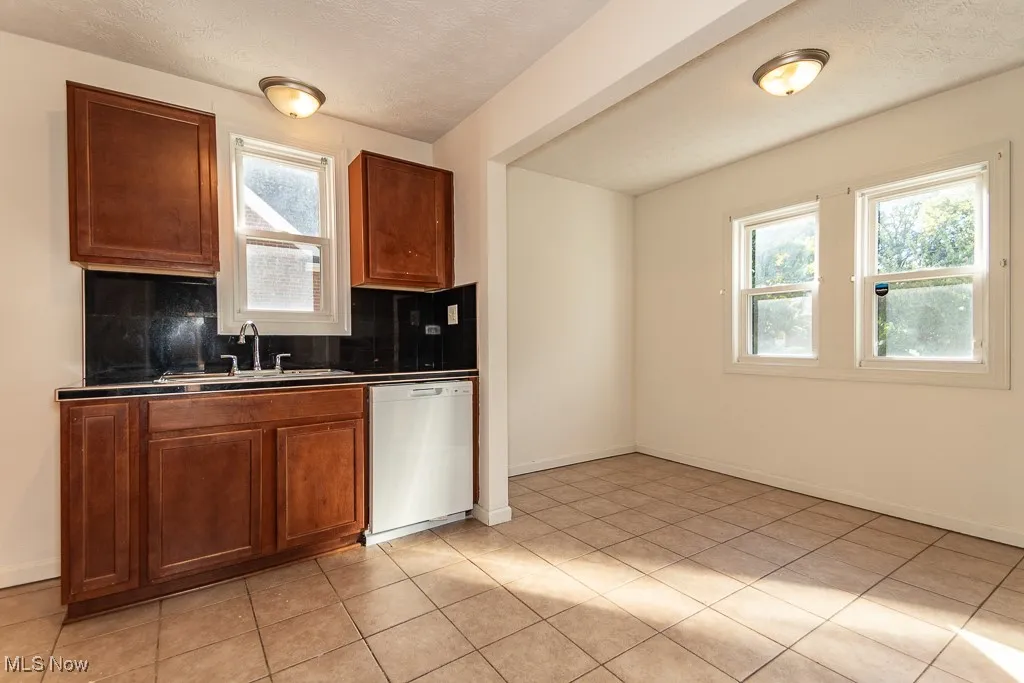 Eat-in Kitchen