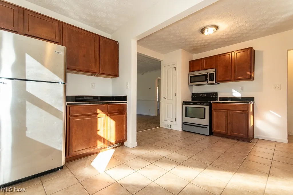 Eat-in kitchen