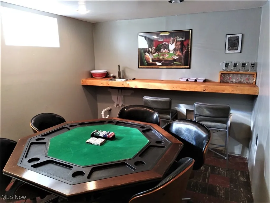Rec room with a dry bar