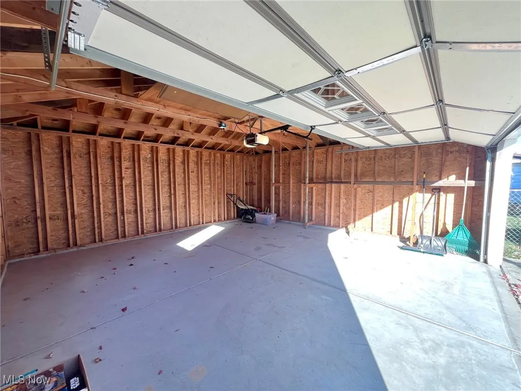 Immaculate inside ofgarage