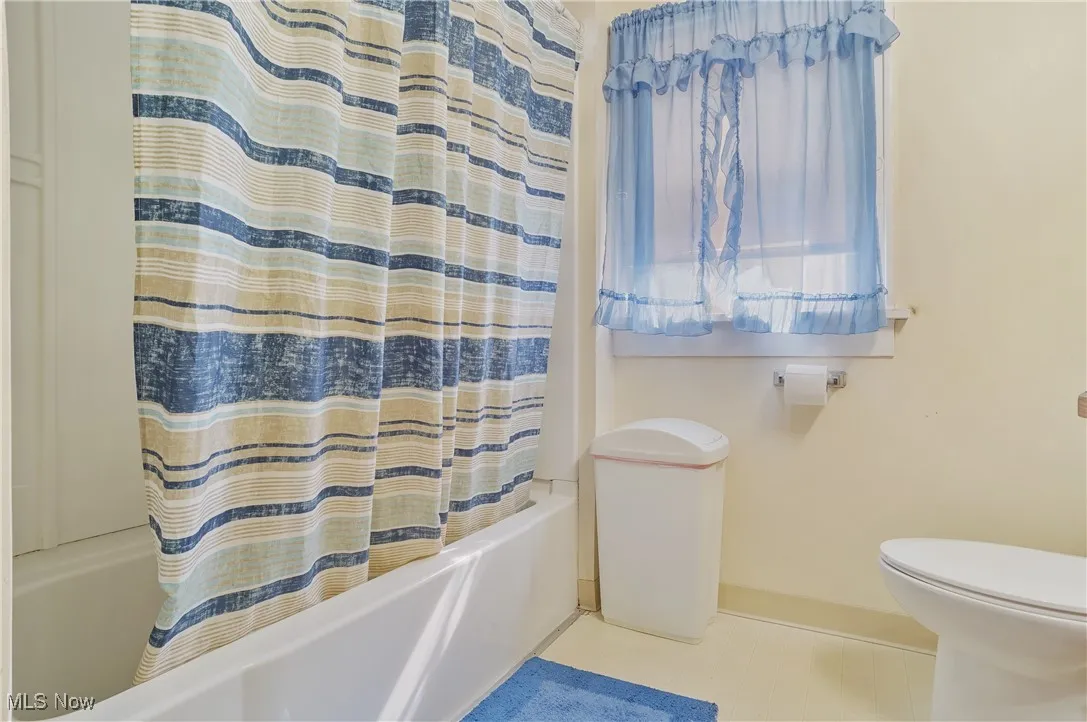 Another view of the full bathroom.