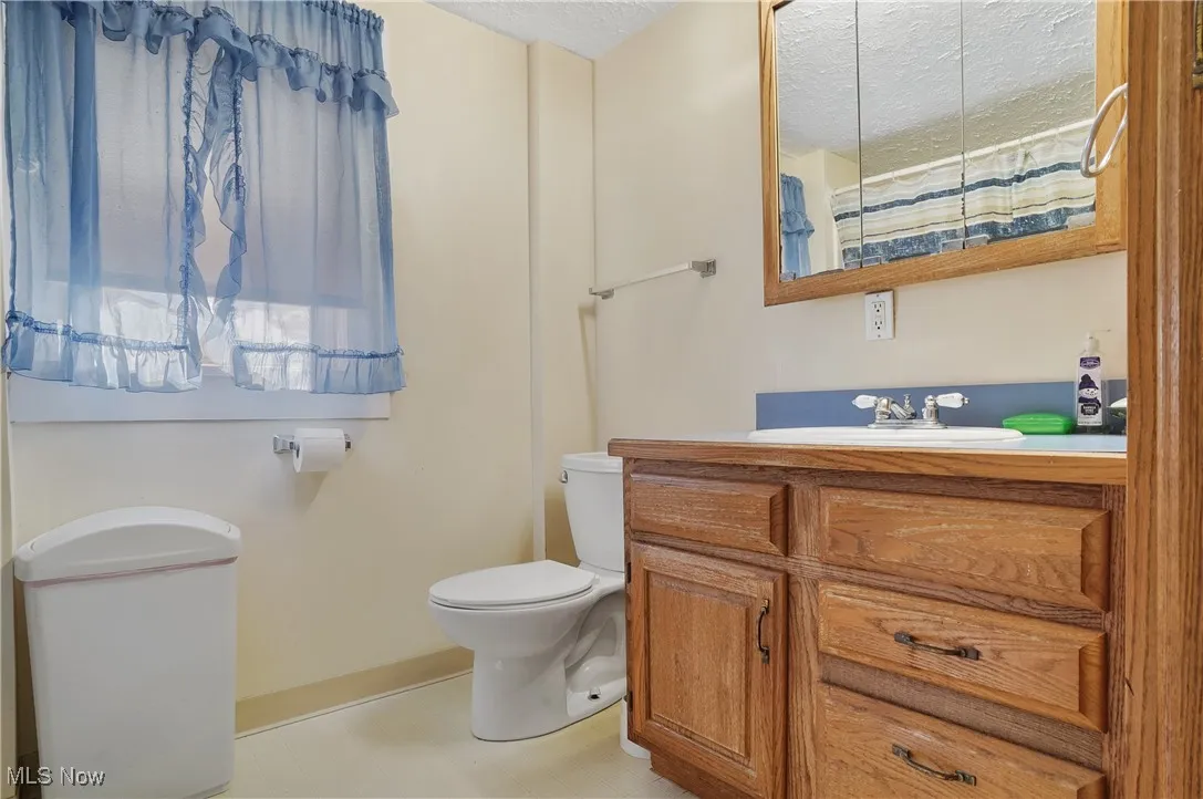 Full bathroom on the 2nd floor.