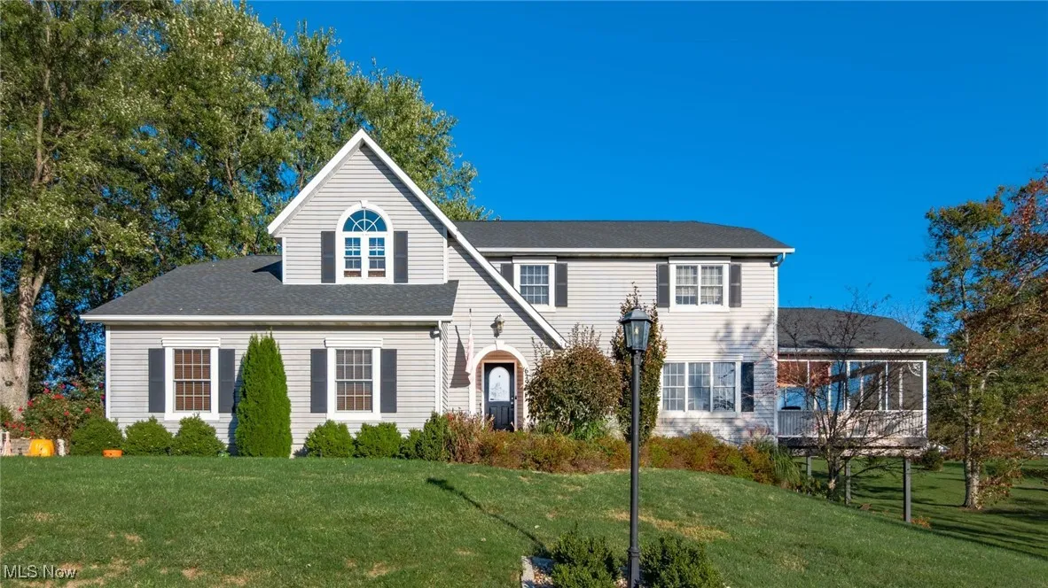 View of front facade with a front lawn