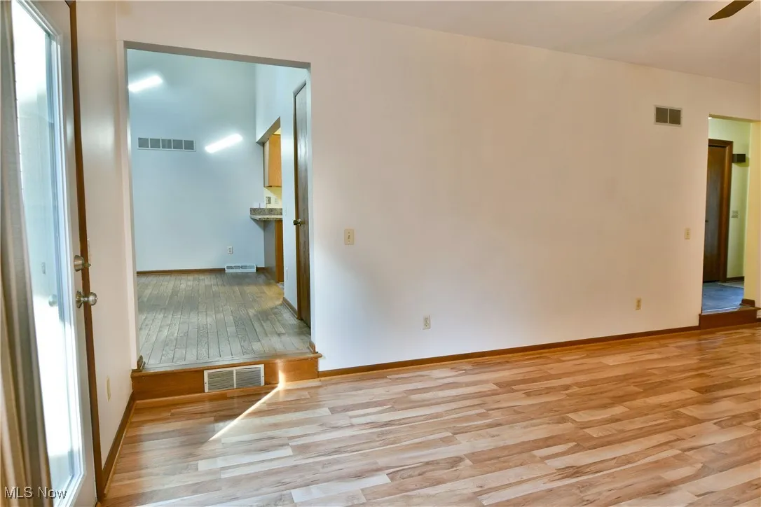 Unfurnished room featuring light wood-type flooring and a ceiling fan