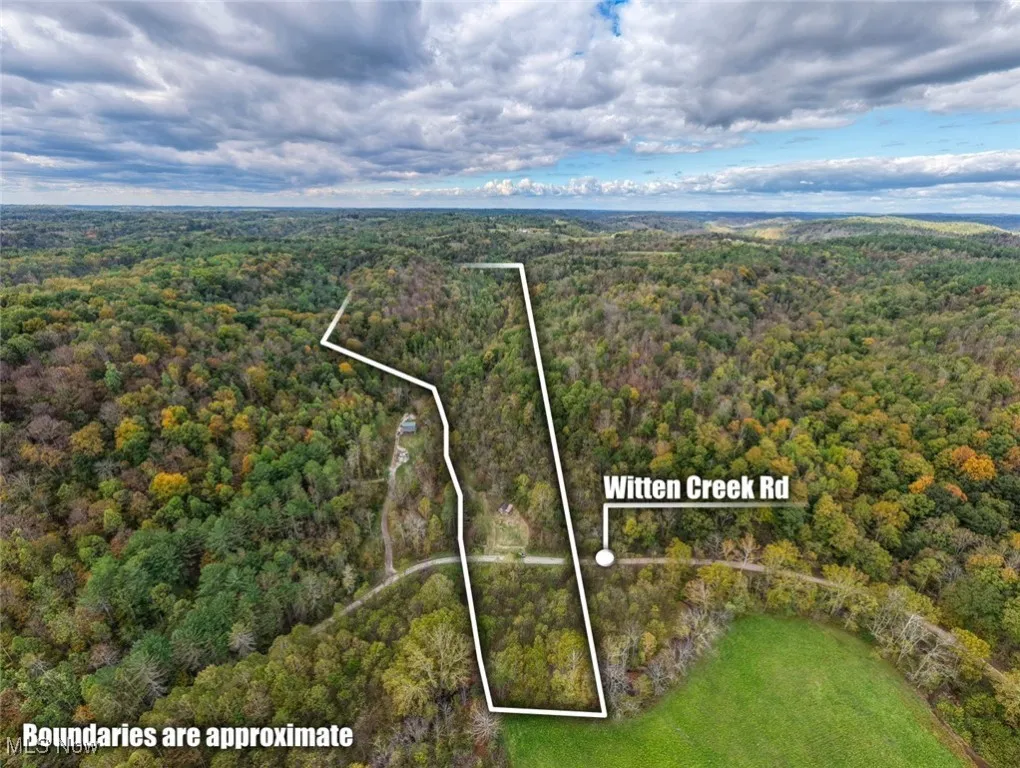 View of property location featuring a heavily wooded area and property boundaries highlighted