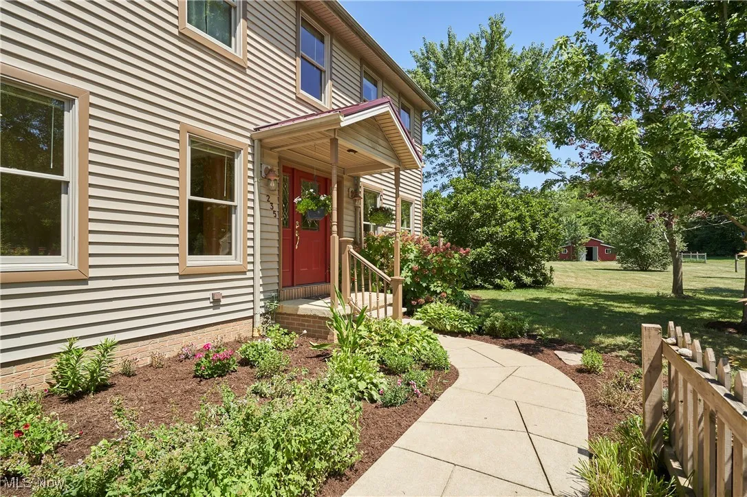 Property entrance featuring a yard