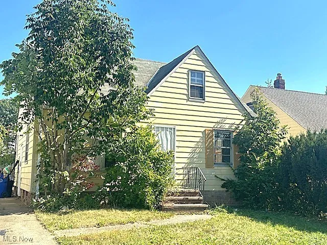 View of front of home featuring a front lawn