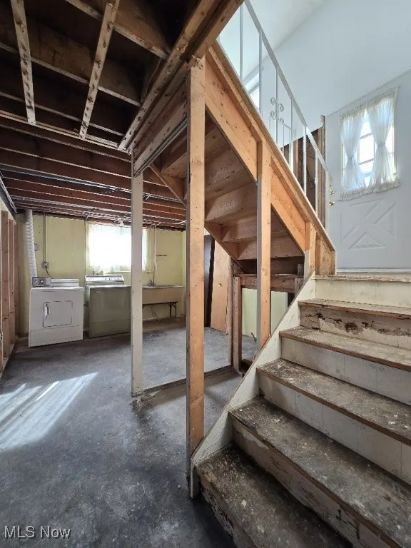 Split Foyer leading to lower level ...4th Bedroom, Laundry and Family Room!