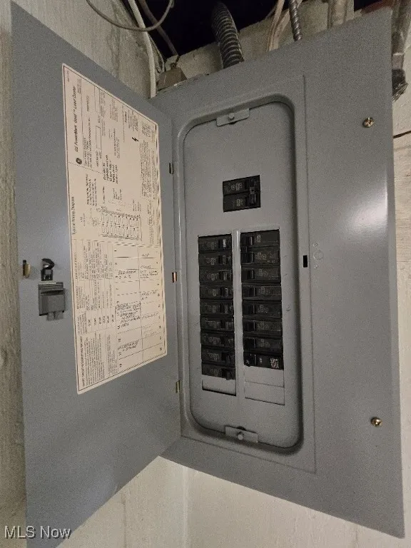 Newer GE PowerMark 100amp rated Electric Panel.