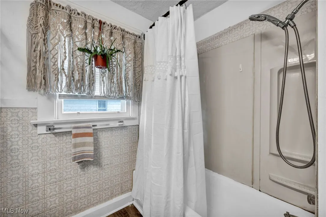 Bathroom with shower / tub combo with curtain