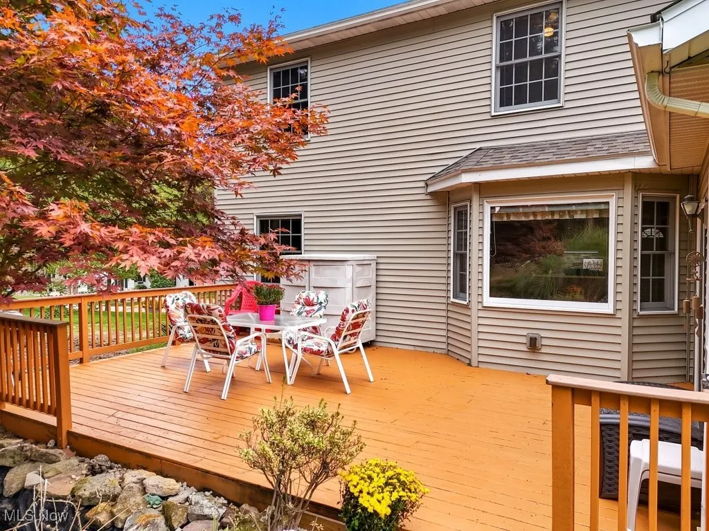 Deck with outdoor dining space