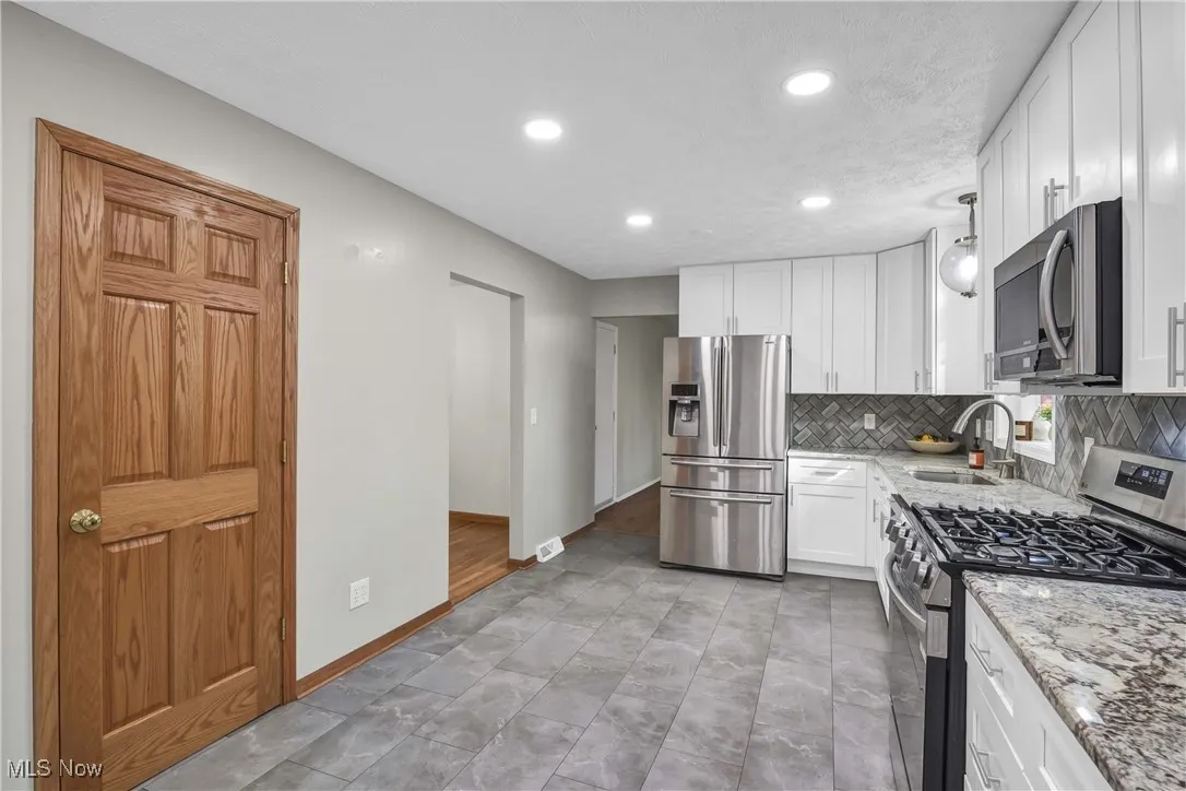 All stainless appliances stay.