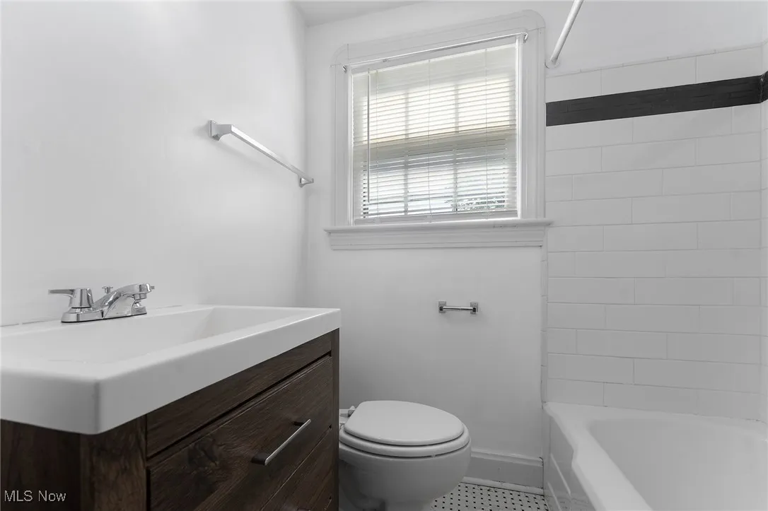 Full bath with vanity and tub / shower combination