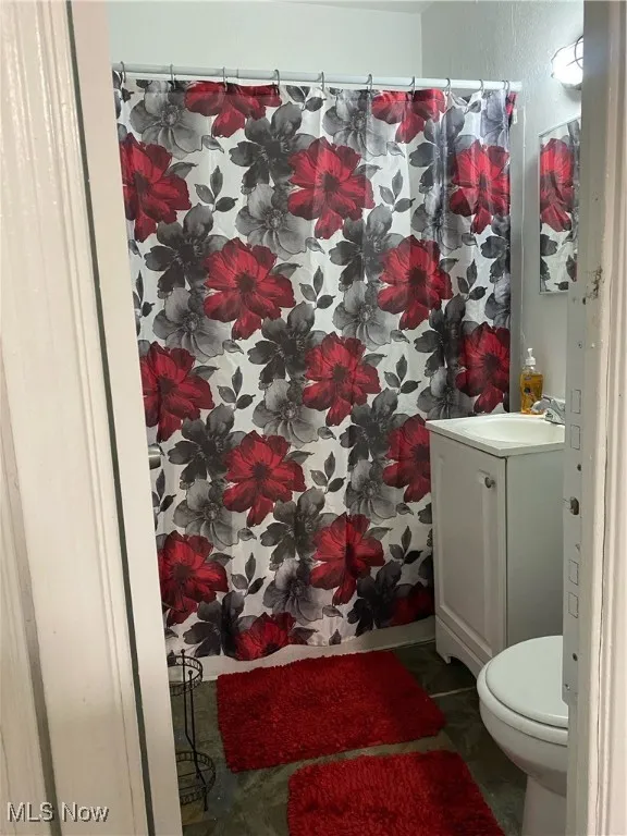 Full bath with vanity and a shower with shower curtain