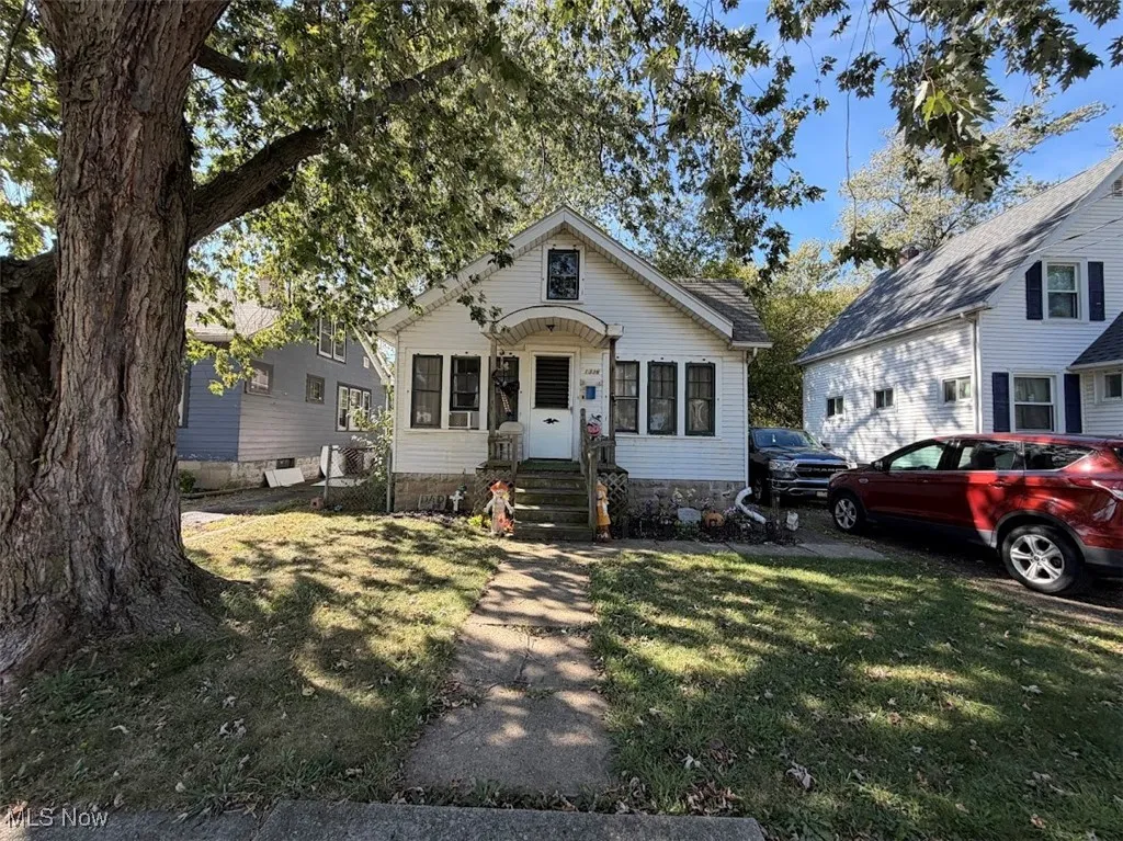 Bungalow with a front yard