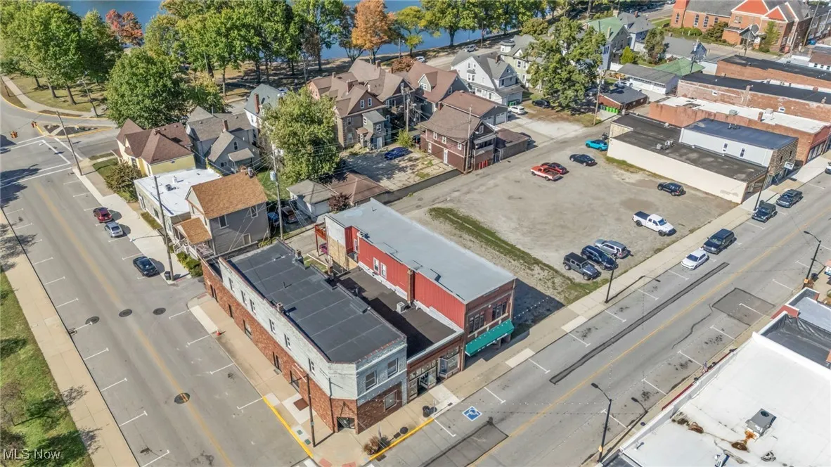 Aerial view - front / side