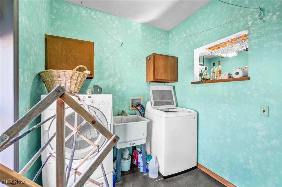 Laundry room with washer and dryer to stay