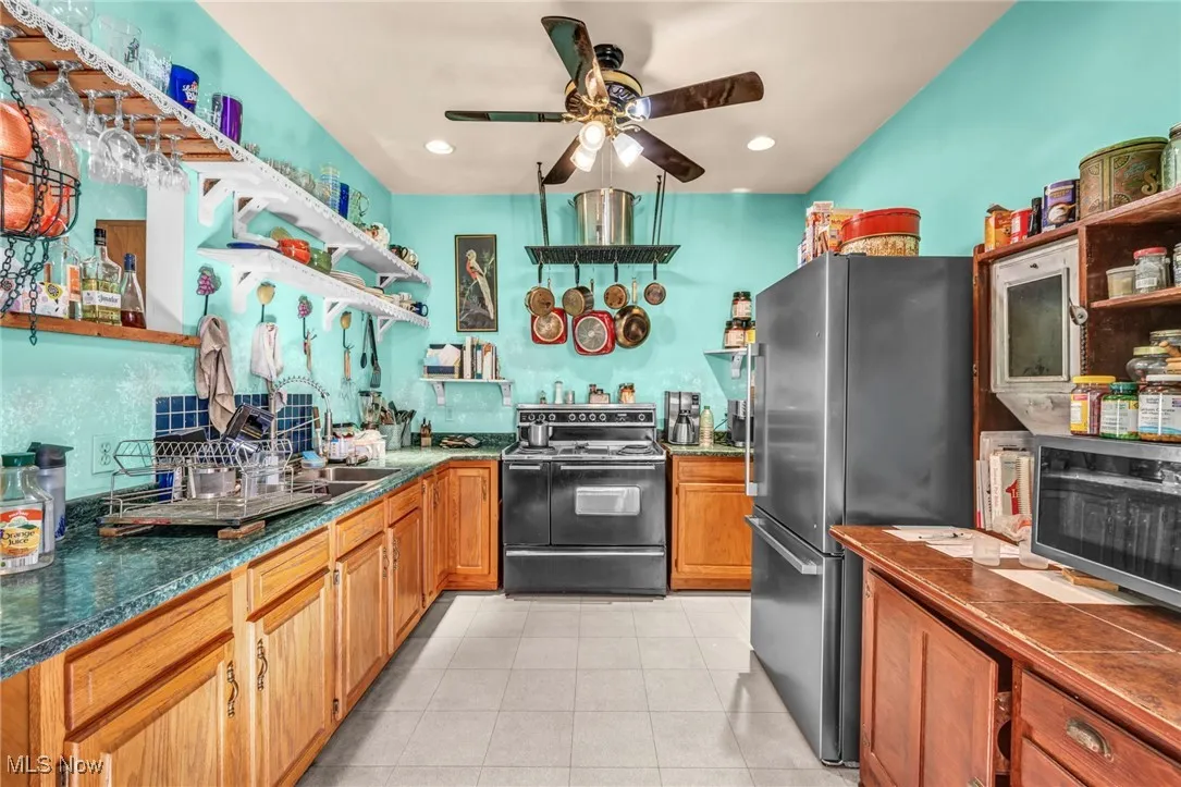 Kitchen. All appliances stay