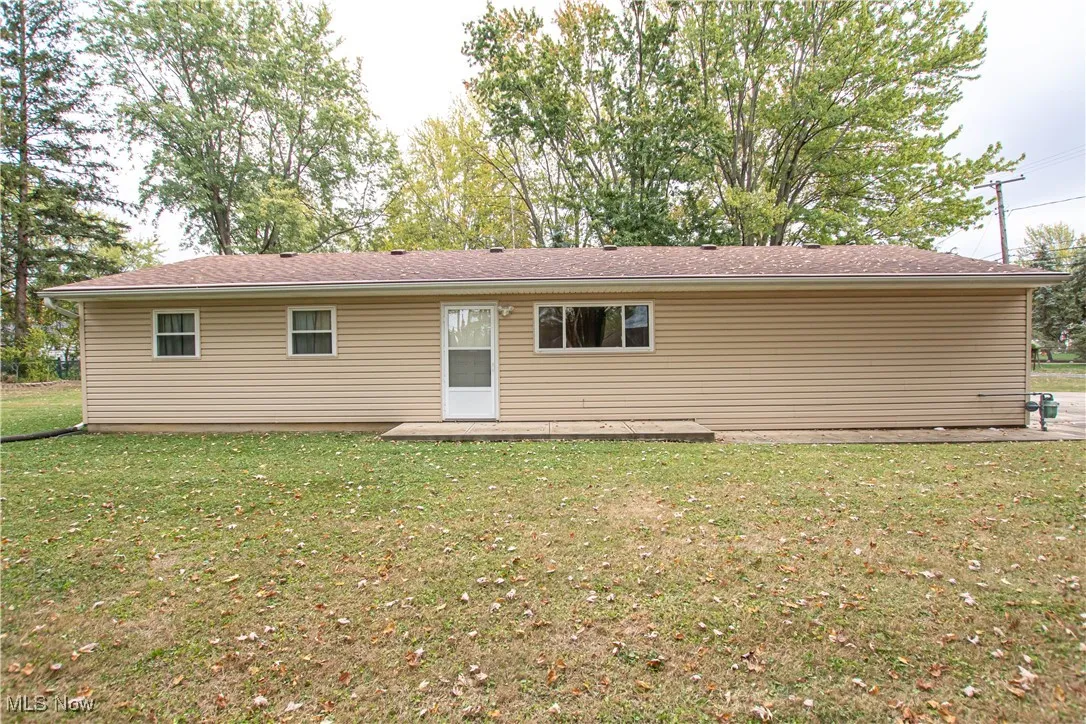 View of front of property featuring a front yard