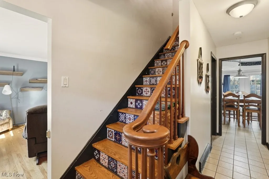 Staircase featuring baseboards