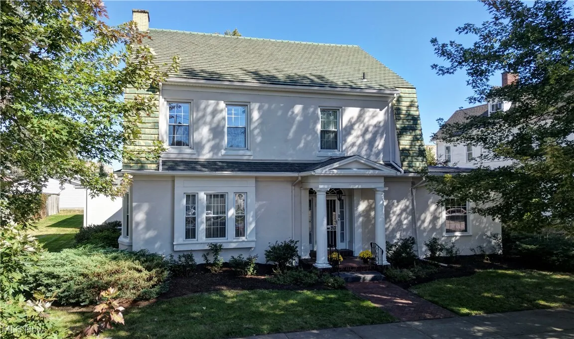 View of front of property featuring stucco siding and a front lawn