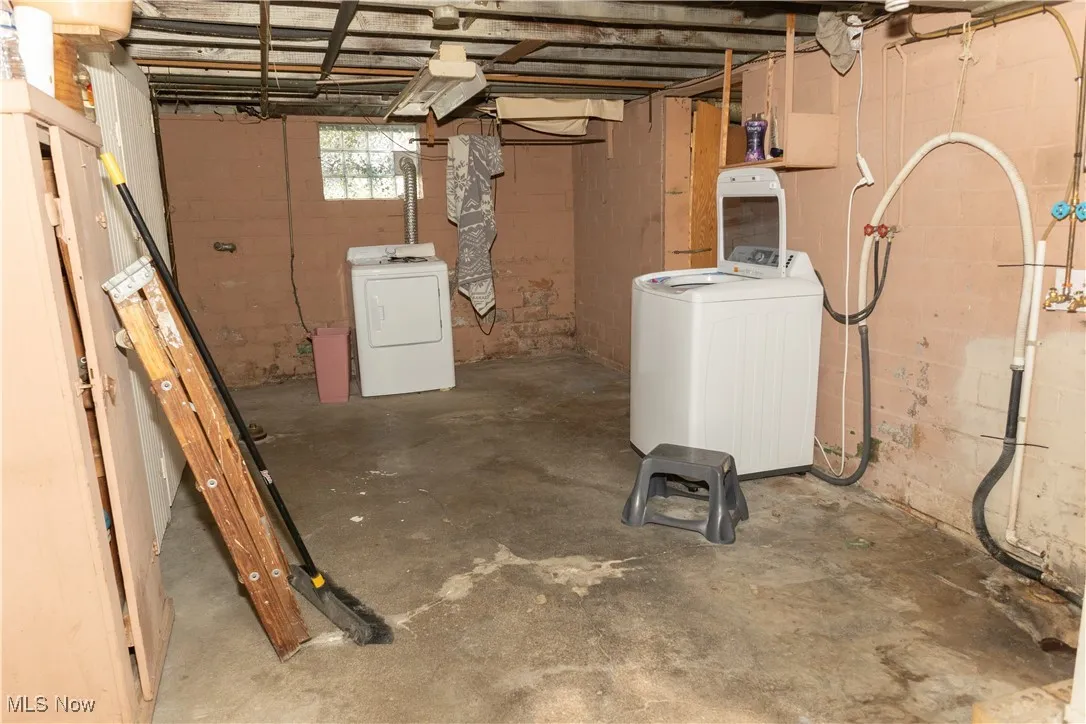 Basement with washing machine and clothes dryer