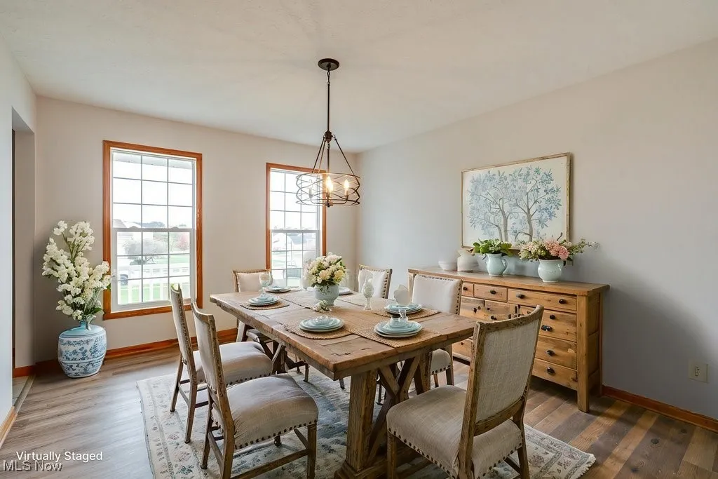 Virtually staged Dining