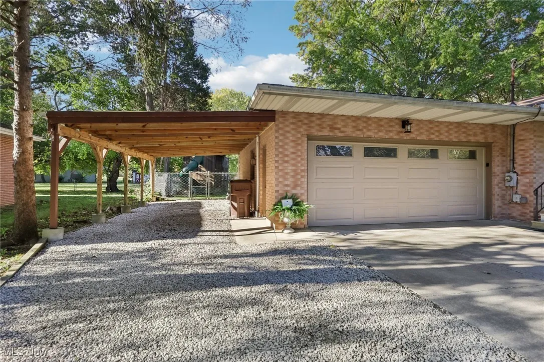 GARAGE & CARPORT