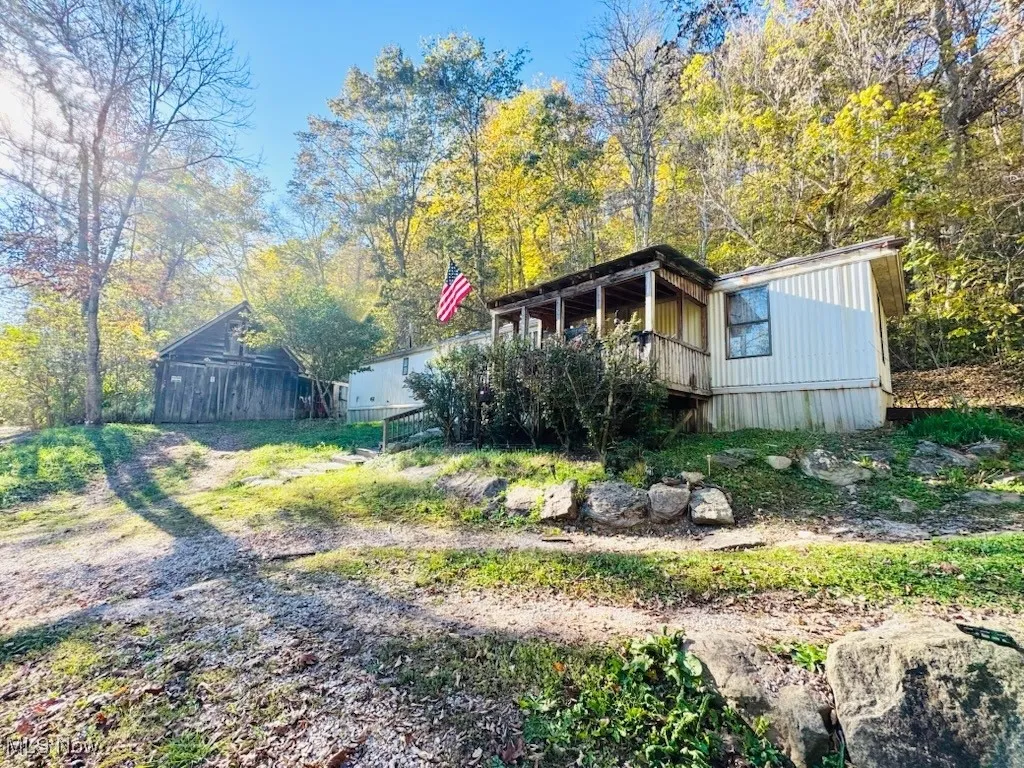 Front property with small barn w loft