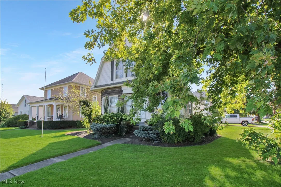 View of front of home featuring a front yard