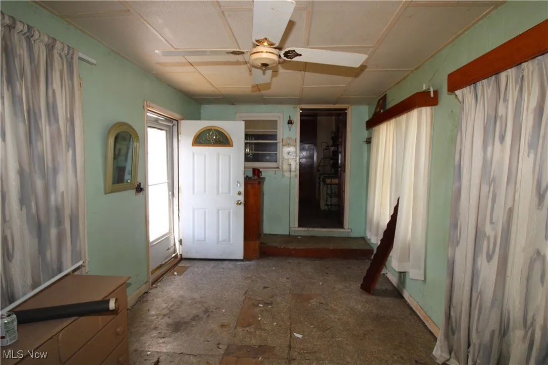 Entryway featuring ceiling fan