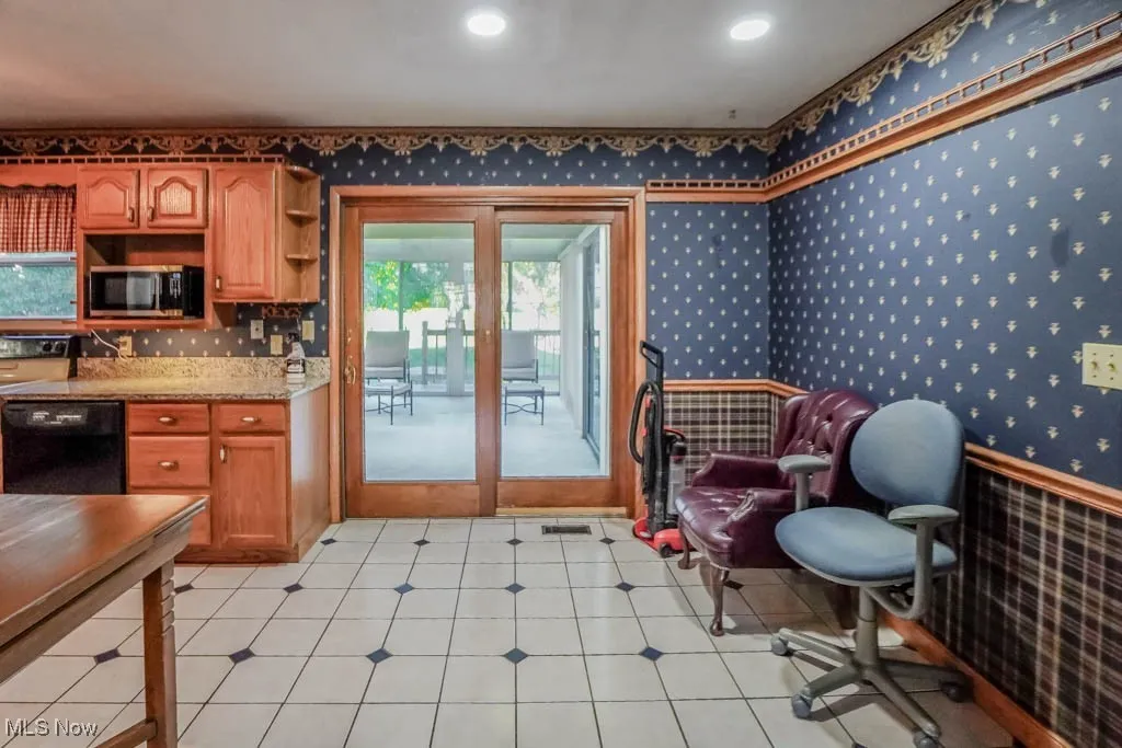 Eat-in Kitchen