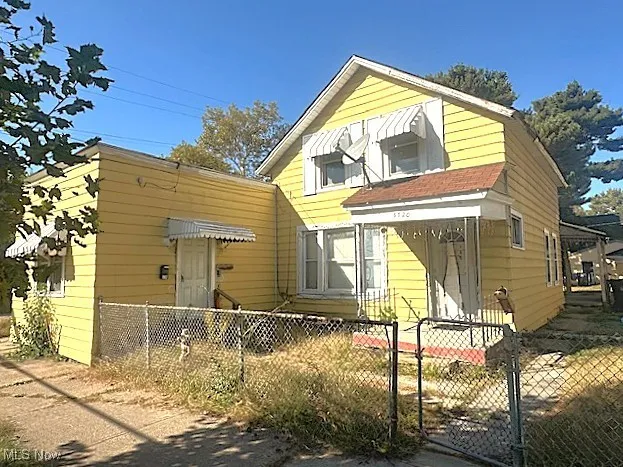 View of front of house featuring a gate and a fenced front yard