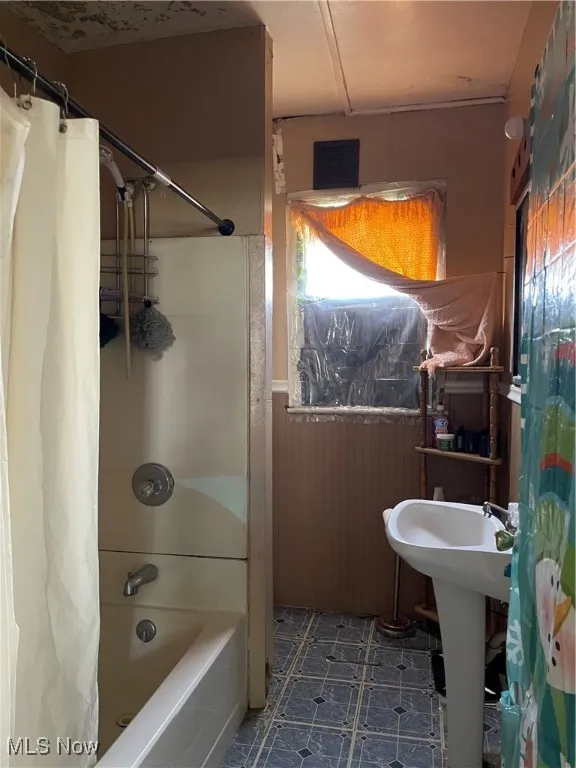 Bathroom with shower / tub combo