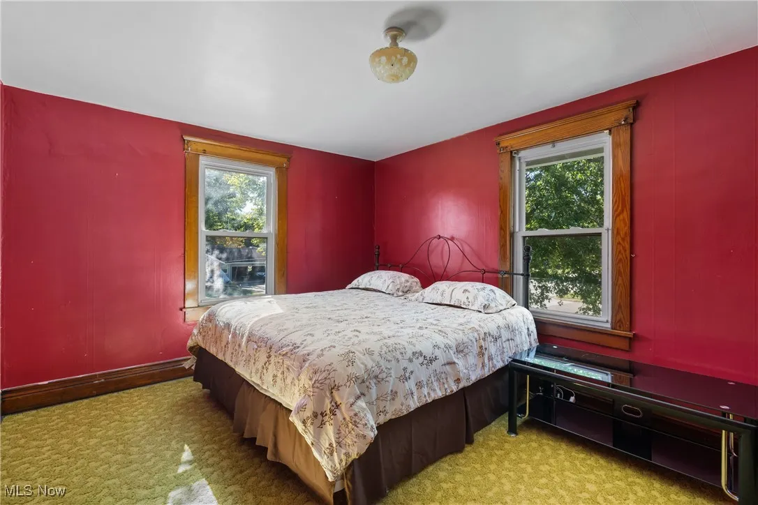 Nicley sized master bedroom