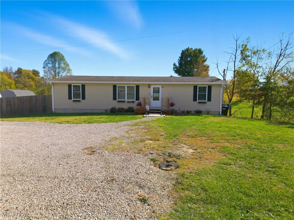 Ranch-style house featuring entry steps